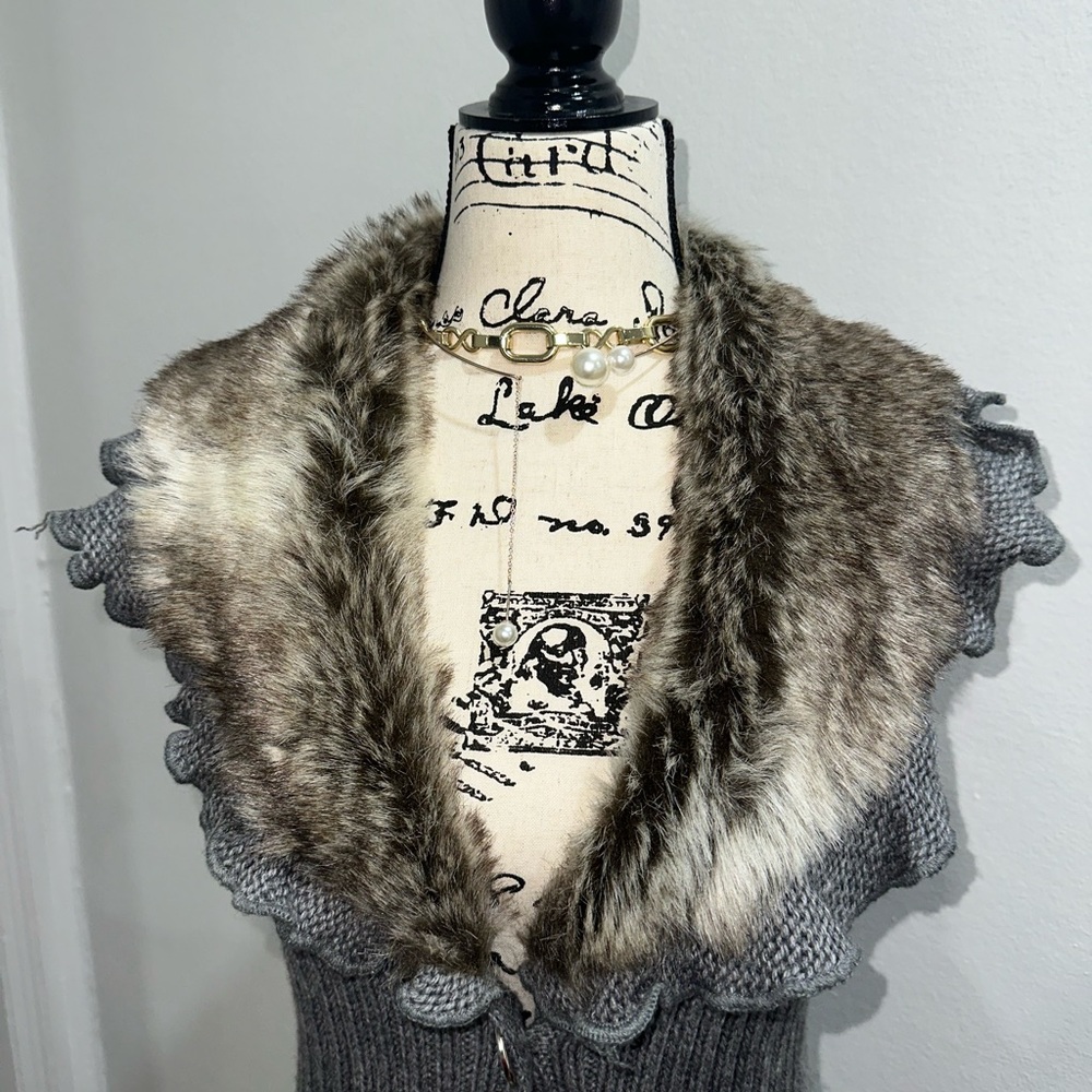 Sioni Gray Knit Cardigan with Faux Fur Collar - Picture 10 of 15